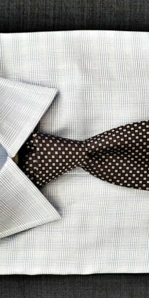 La solita camicia celeste?